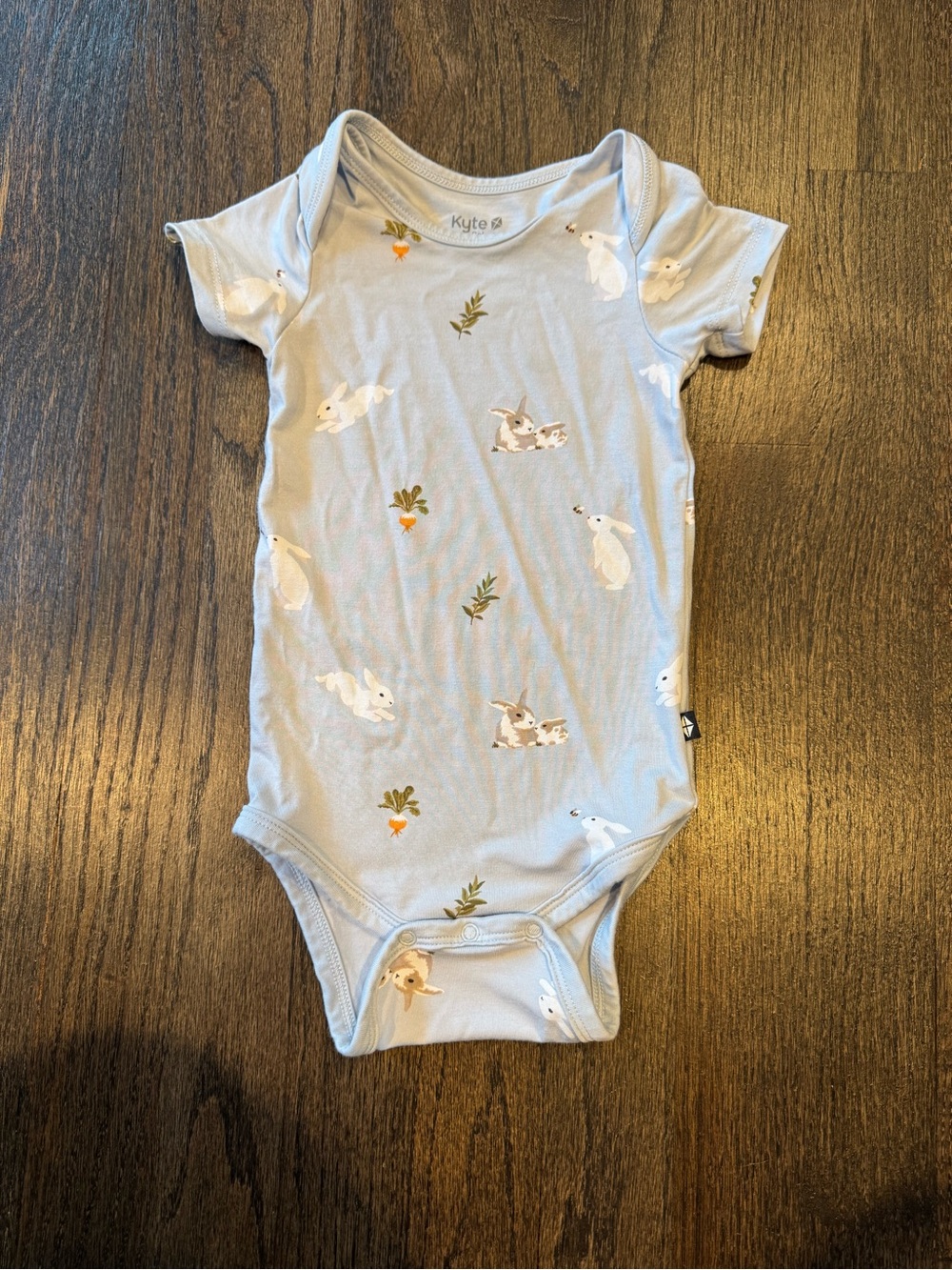 Kytebaby bodysuit in ice rabbit size 12-18 months